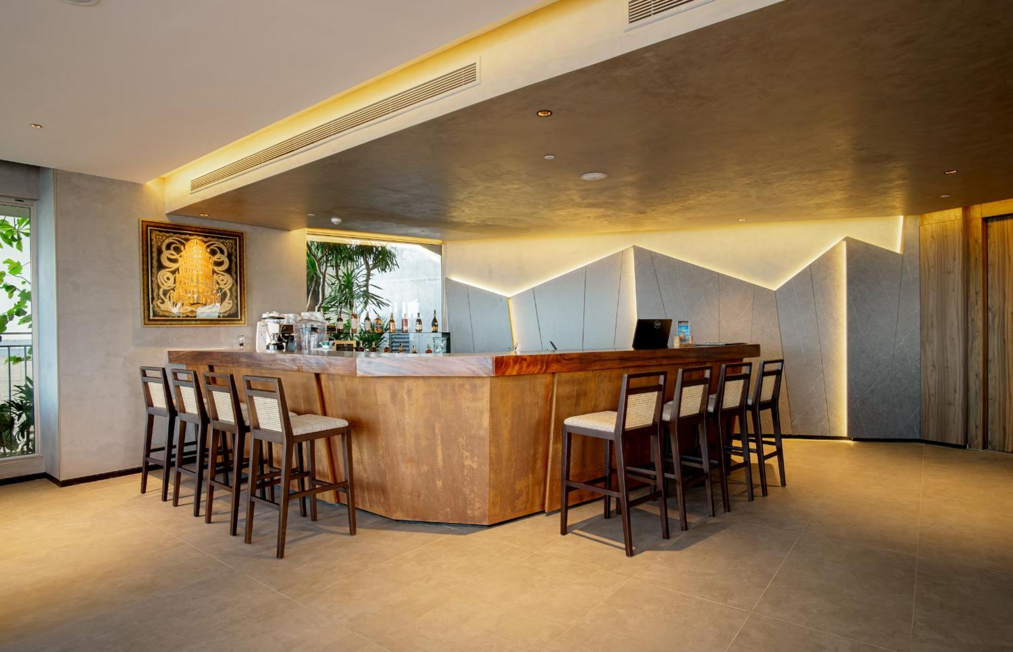 M Hotel Danang Exterior photo The bar at the Royal Orchid Lounge